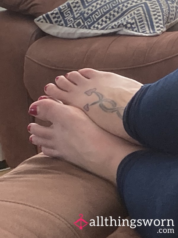 Mistress S**ting Come And Worship These Amazing Feet 😈