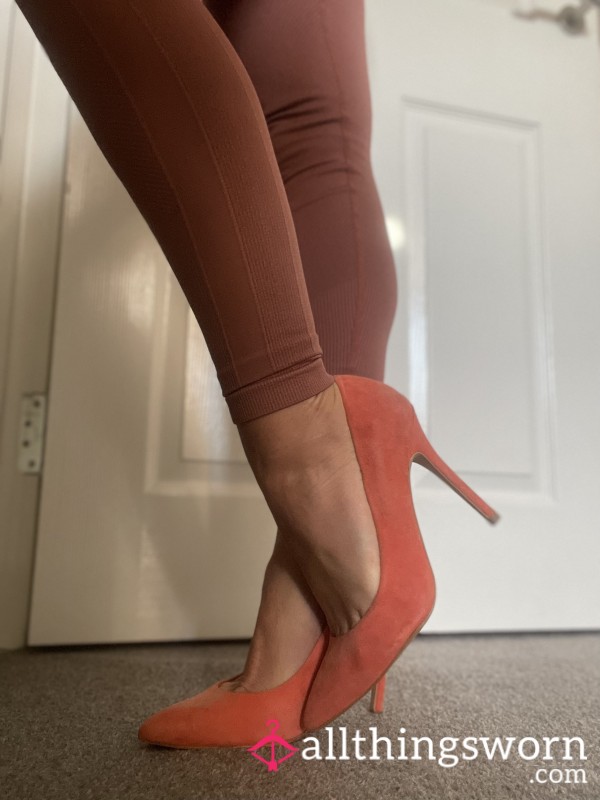 My Golden Oldie Stiletto Heels Very Well Warn Would Love To Crush Chocolate 🍫 With Them And Send To There New Owner! Also Happy To Take Requests Video Included