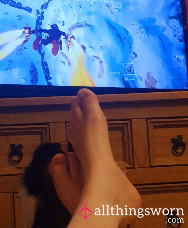 Naked Feet View While Gaming Playing Fortnite (1 Min)