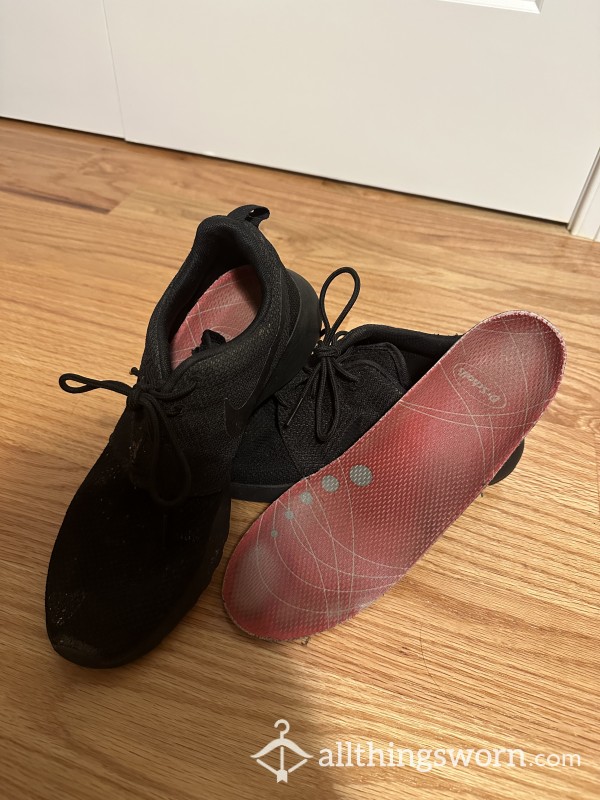 Very Worn Nike Running Sneakers W/ Insoles