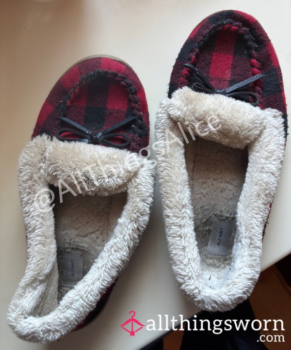 🍷 Old Navy Plaid Slippers