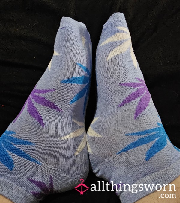 BBW Periwinkle Ankle Socks With Colorful Weed Leaves