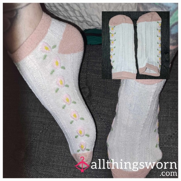 Pink And White Flor*l Ankle Socks W Yellow Flowers