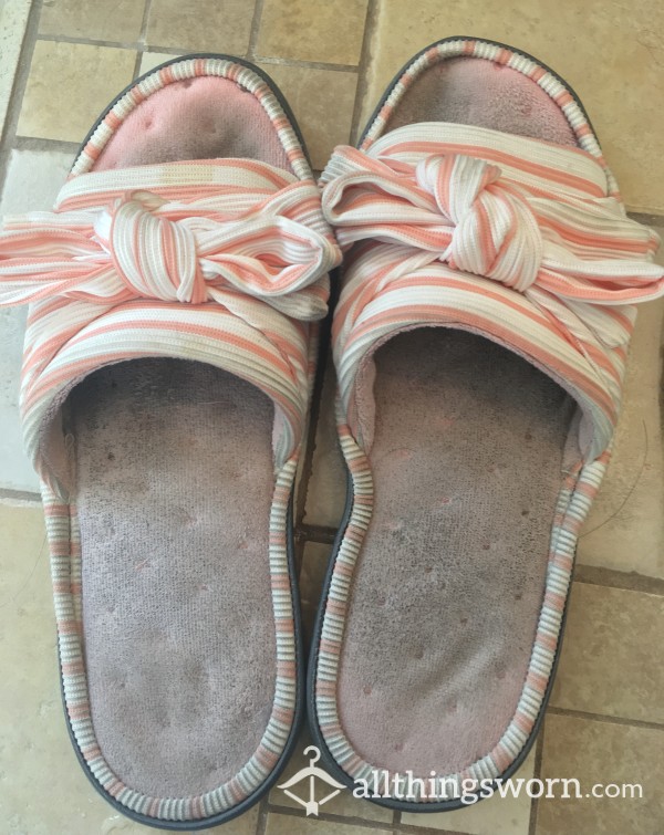 Pink Bow Memory Foam Slippers. Well Worn. Size 12.🦶🏻🎀