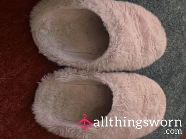 🩰 Pink Fuzzy Slippers 🩰