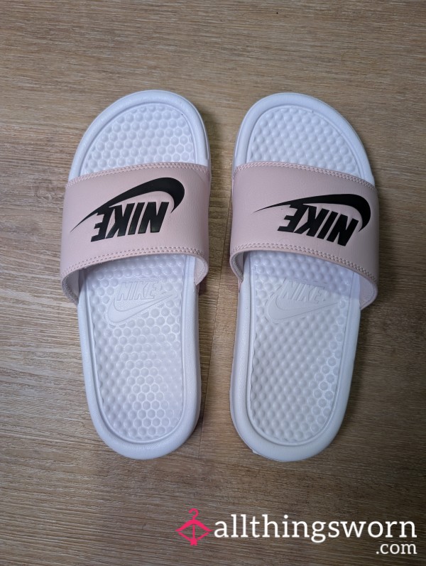 ✔️🩷Pink Nike Slides, Size 4🩷✔️