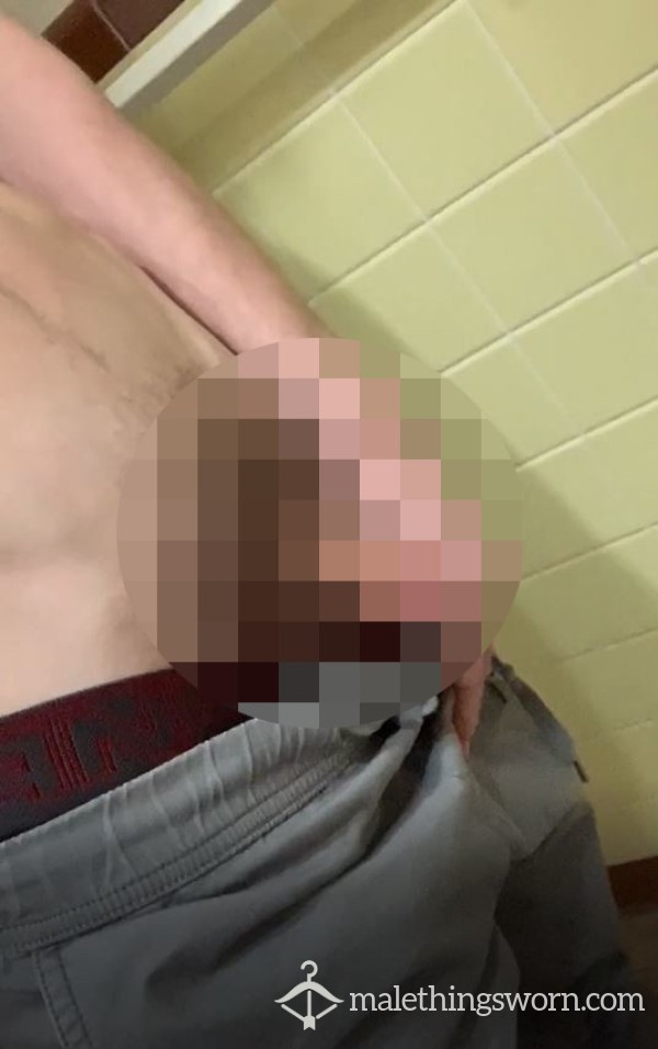 Pi*s VID COLLEGE JOCK TWINK P**ING IN FRAT HOUSE TOILET UP CLOSE (42 Sec)