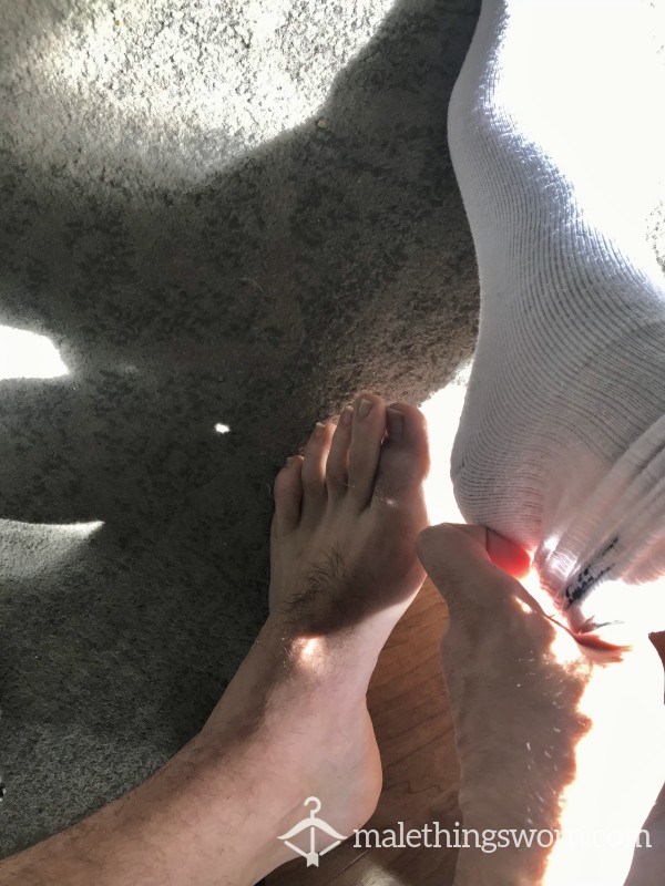 Premium Foot Locker - 20 Exclusive Pics, Different Days After The Gym Or Work. Come Worship My Feet 🦶🦶