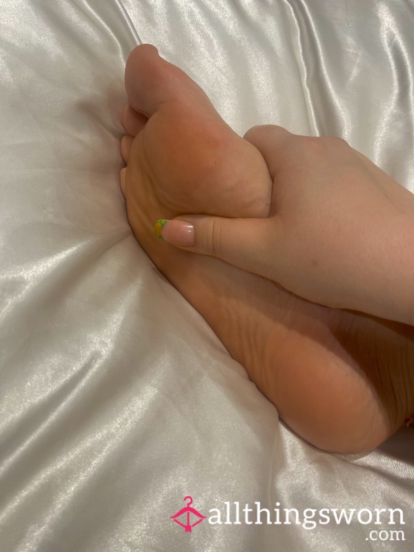 Pretty Size 7 UK Feet With White Toes👣