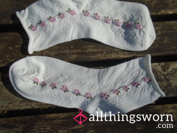 🌸Pretty White And Mauve Flor*l Socks 🌸