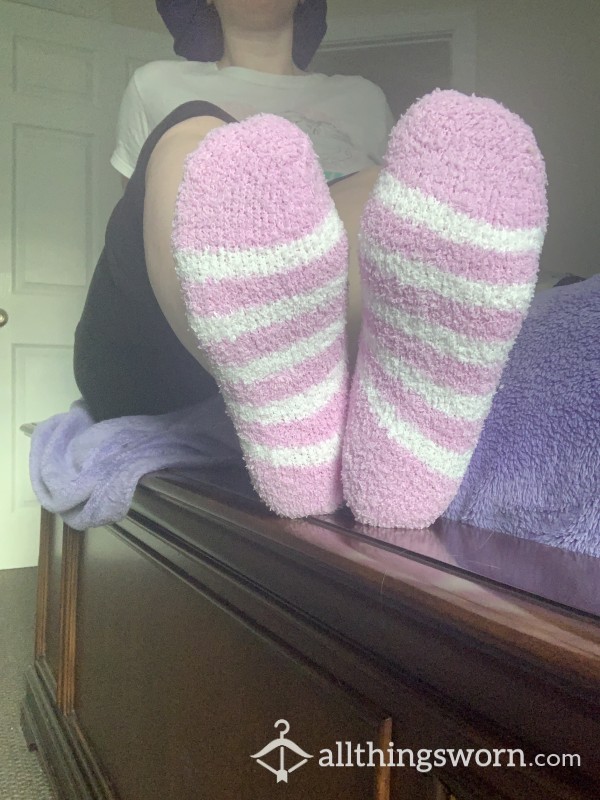 PURPLE & WHITE FUZZY SOCKS