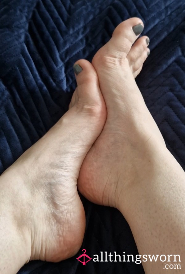 Quick Jerk Off To My Pretty Feet