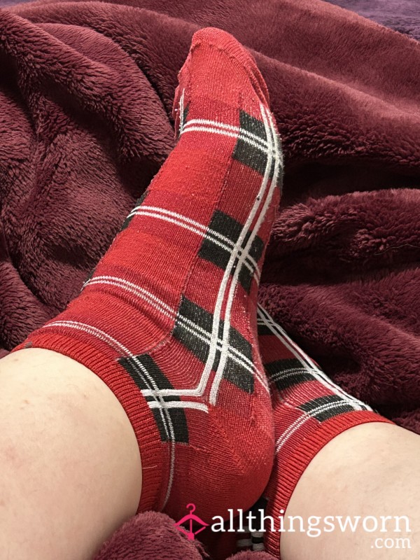 ~RED & BLACK PLAID PATTERN ANKLE SOCKS~