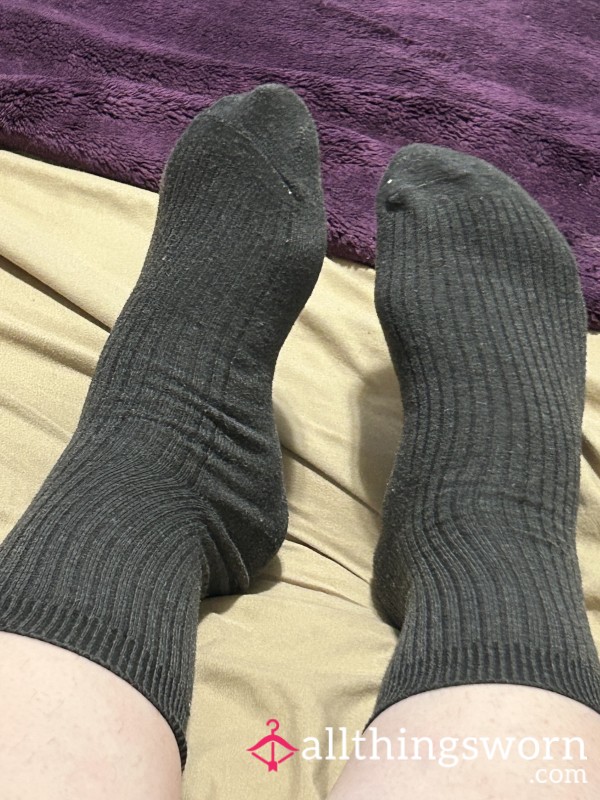 ~RIBBED DARK GREY CREW SOCKS~