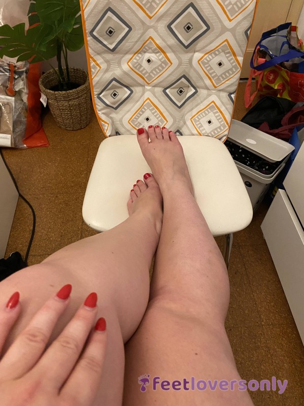 Rubbing My Feet 🥵🤤