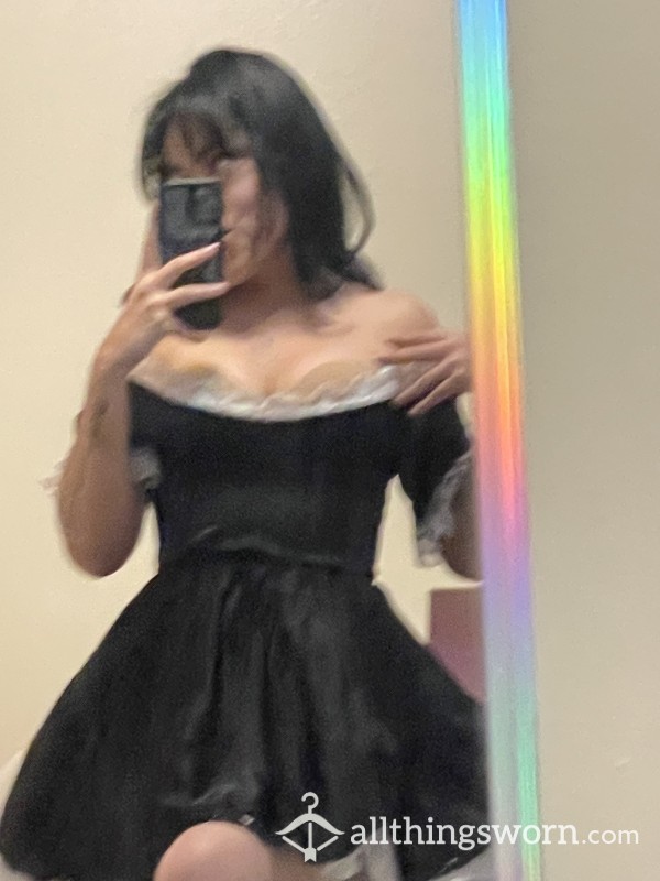 S**y Maid Showing Tits