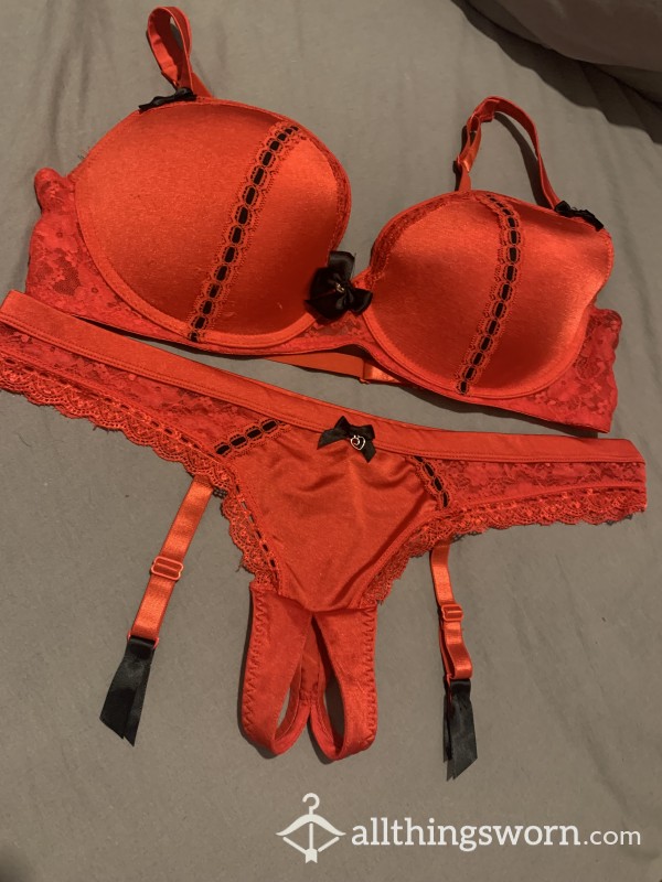 S**y Red Crotchless Set