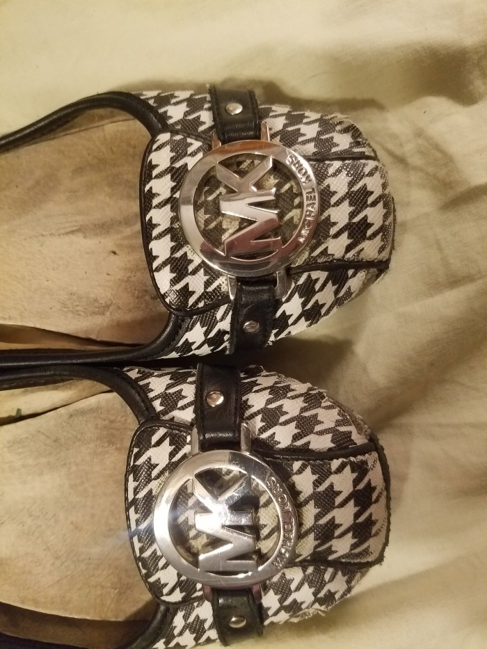 S**y Womens Well Worn & Torn Micheal Kors Flats Sz 7