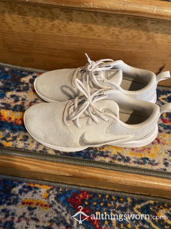 Size 8 Woman’s Nike Sneakers