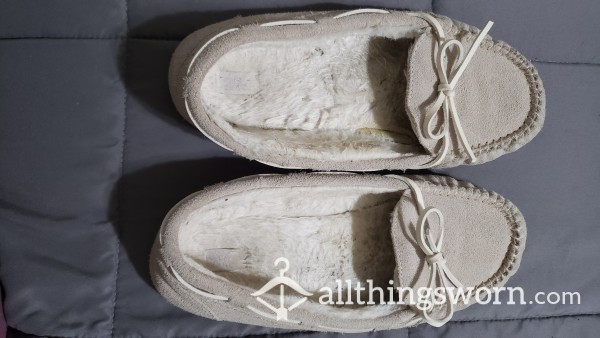 Size 9 Well-worn Beige Slippers