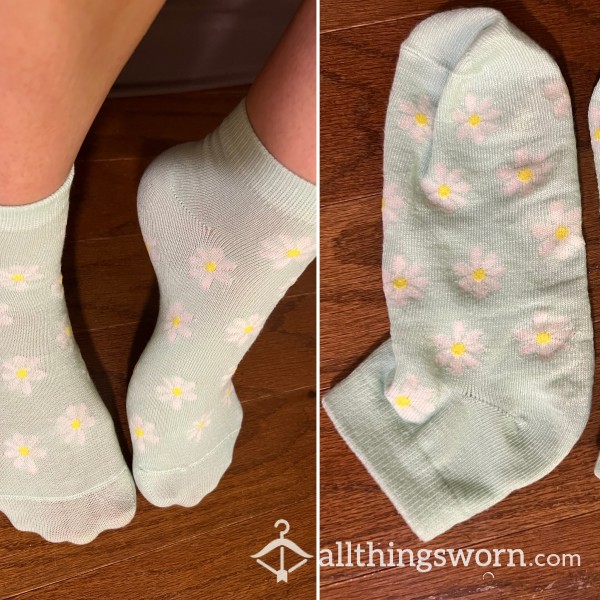 Sky Blue Daisy Socks