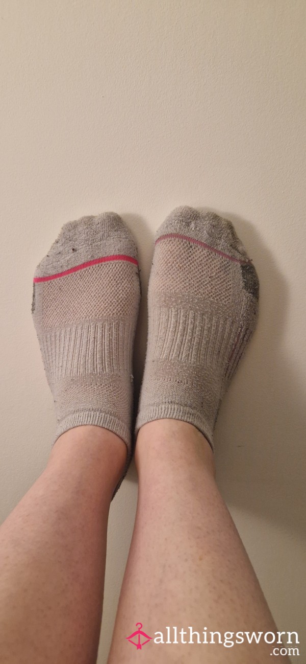 Extremely Worn Ankle Socks UK8