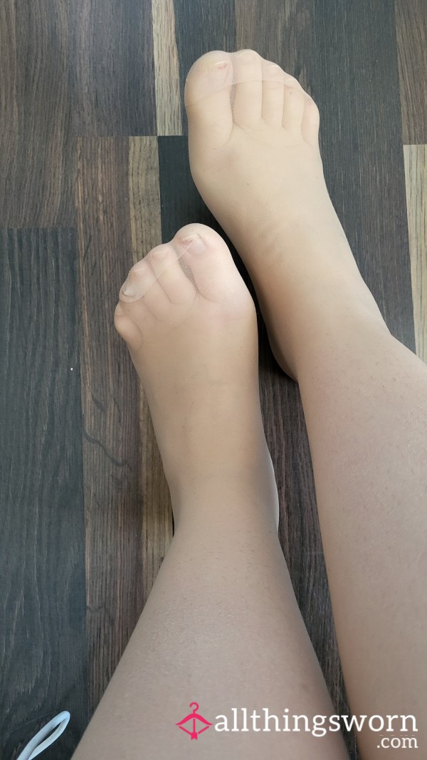 Smelly Feet In Thin Tights