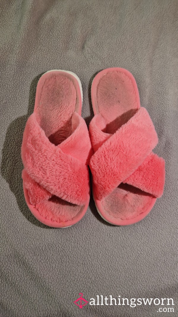 Smelly Open Toe Well Worn Soft Fluffy Pink Slippers, Size 8