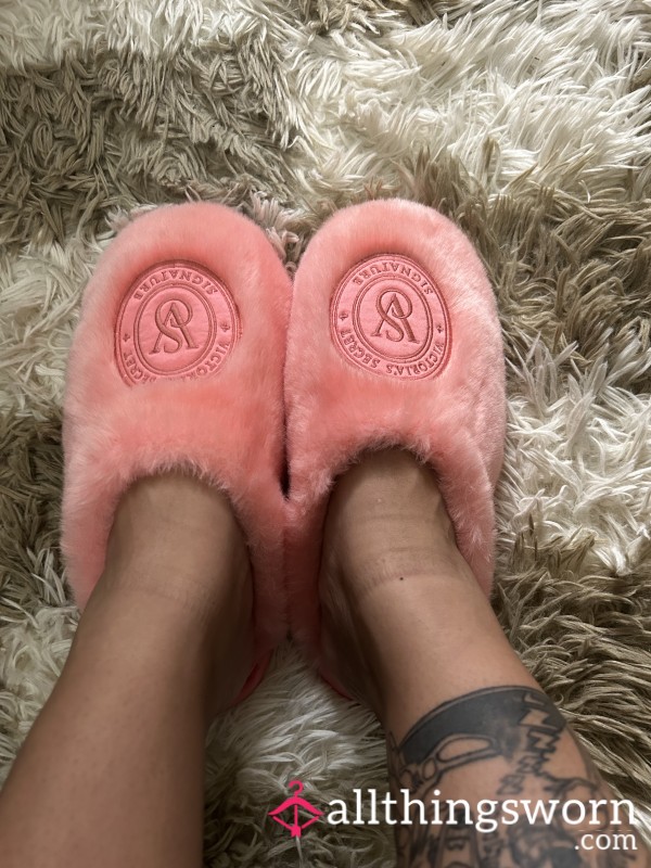 🎀Smelly VS House Slippers🎀