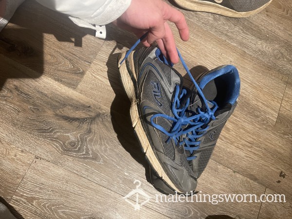 SOCK-LESS WORN YARD WORK SHOES