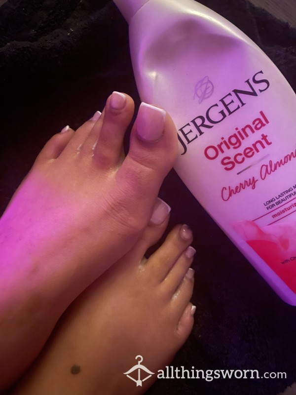 Ma**aging My Feet With Lotions 2 Minutes