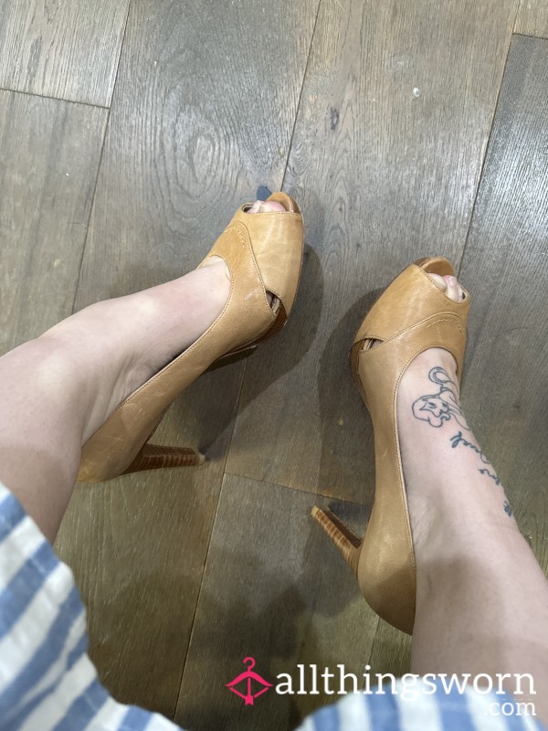 Stuart Weitzman 9.5 P**p Toe Tan Leather Pumps