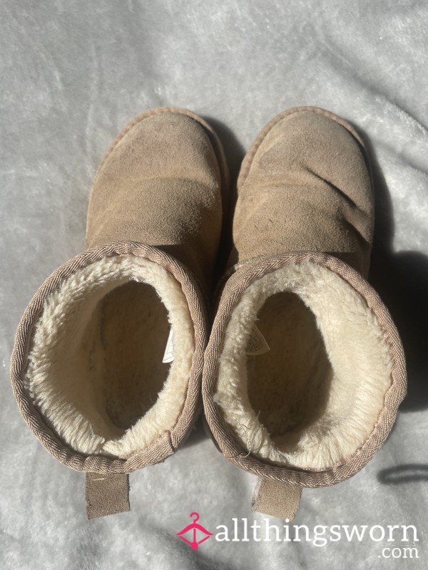 Worn For A Whole Year Super Used Smelly Uggs Size 4