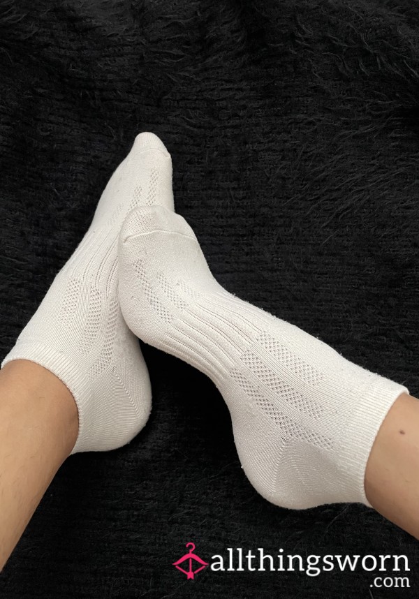 White Ribbed Ankle Trainer No Show Socks