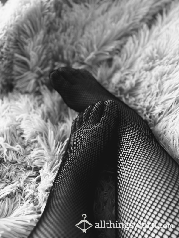 Tiny Feet In Fishnets & Ma**ive Di**o