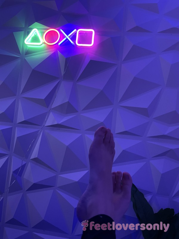 Tiny Gamer Feet 🦶 🎮