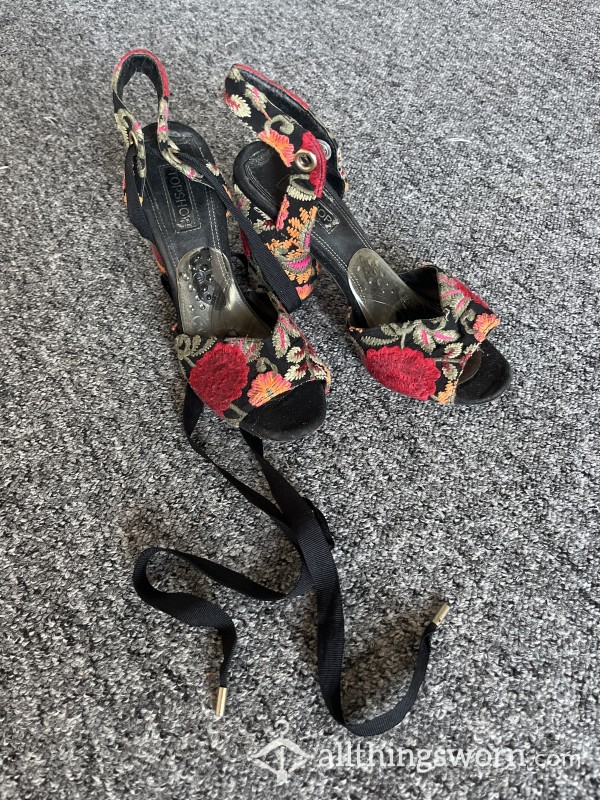 UK 6 Very Well Worn Tie Up Heels