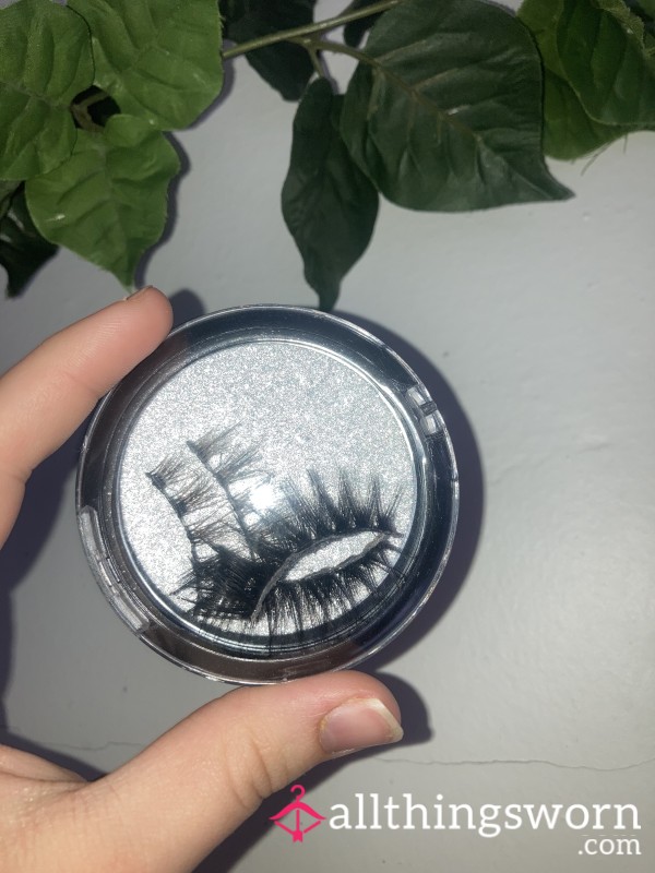 Used Eyelashes (2 Pairs)