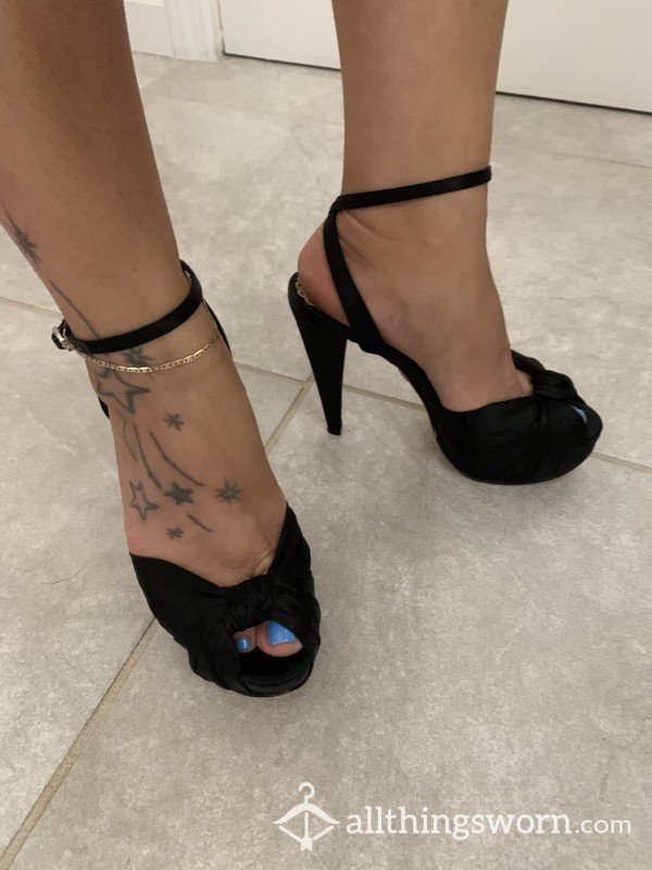 Very Well Worn Black Pumps