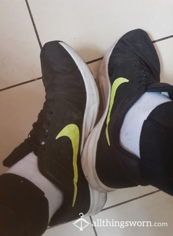 Very Well Worn Mens Nike Running Trainers