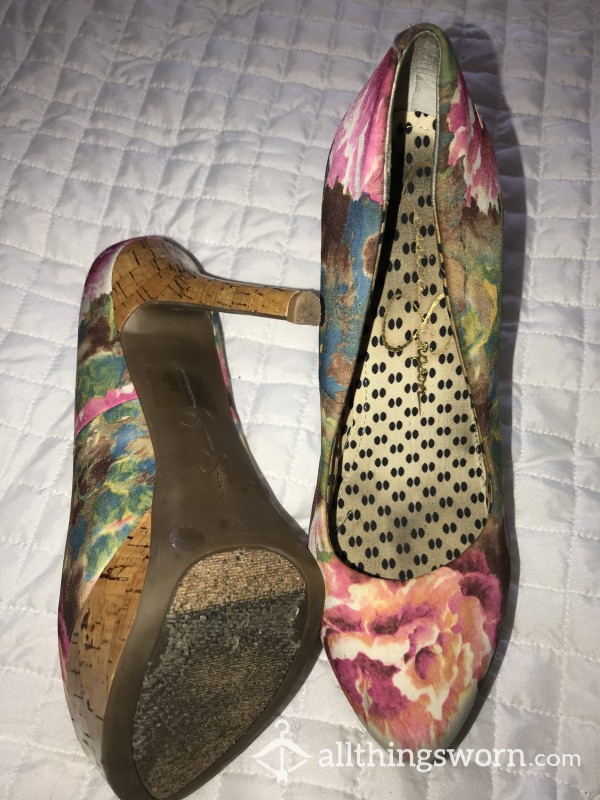 Very Well Worn Size 6.5 Heels