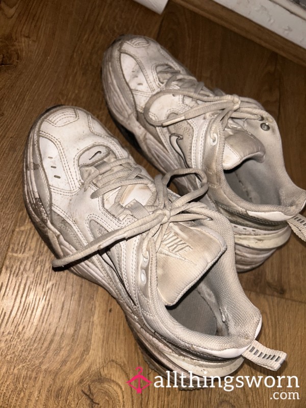 Very Well Worn Nike Trainers-white