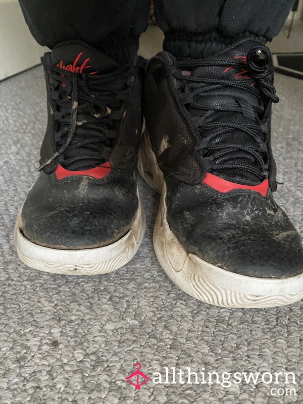 Very Worn, Disgusting Trainers/sneakers. Nike Size 5.