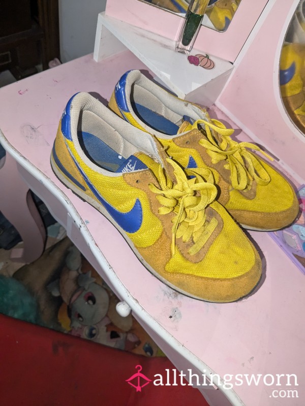 🎄Vintage Mustard Yellow Nikes!!!