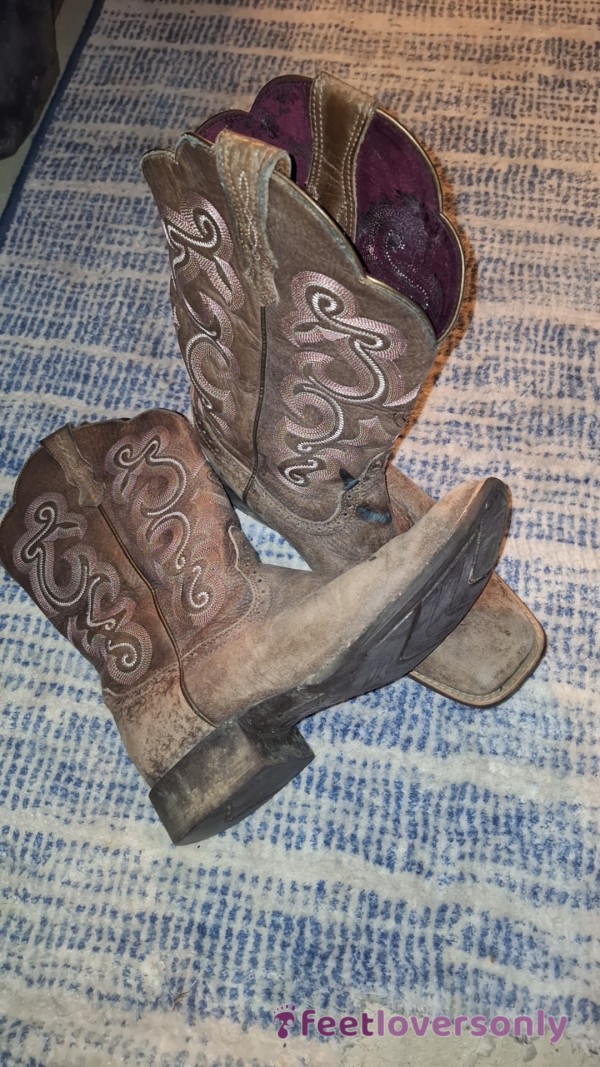 Well Loved Size 9.5 Ariat Boots