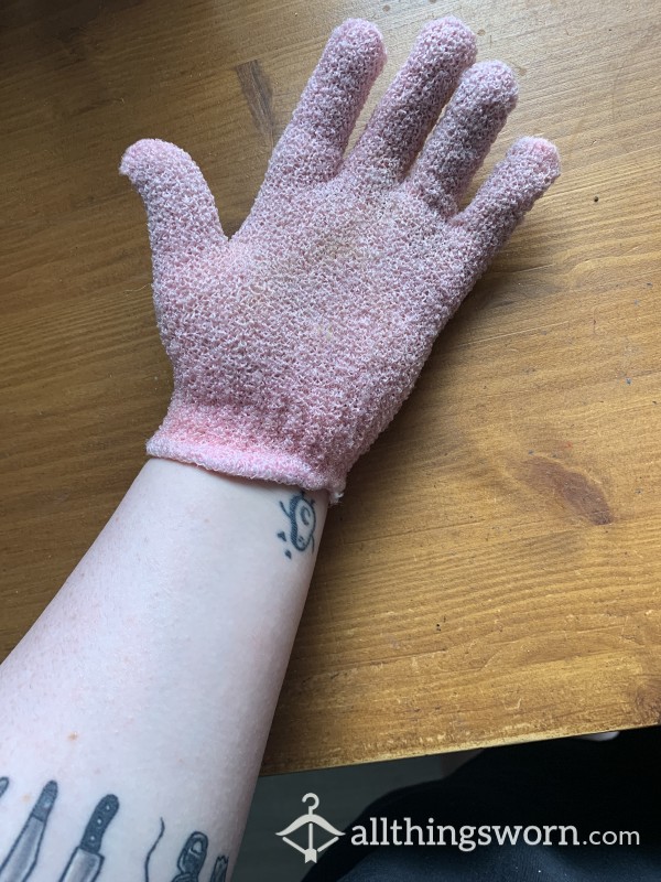 Well Worn And Well Used Exfoliate Glove, Used Over Every Inch Of My Body To Remove Any Skin For A Clean Surface 🙈🥰😈