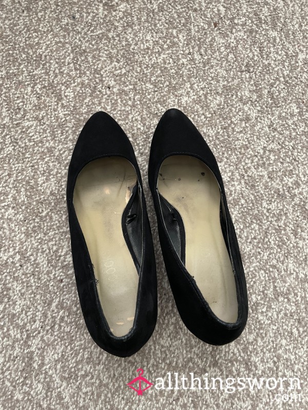 *SOLD* Well Worn Black Kitty Heels