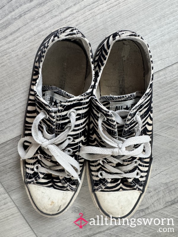 Very Well-worn Converse 👃 All-Stars In Zebra