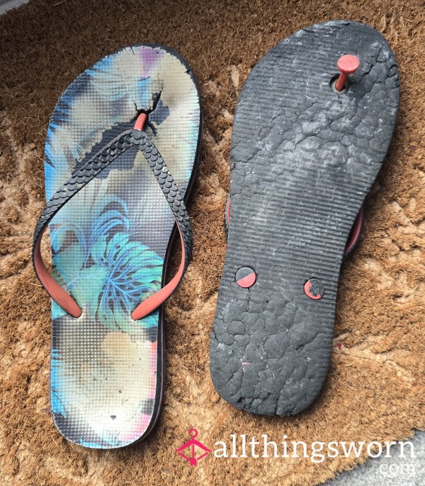 🩴🩴well Worn Flip-flops 🩴🩴