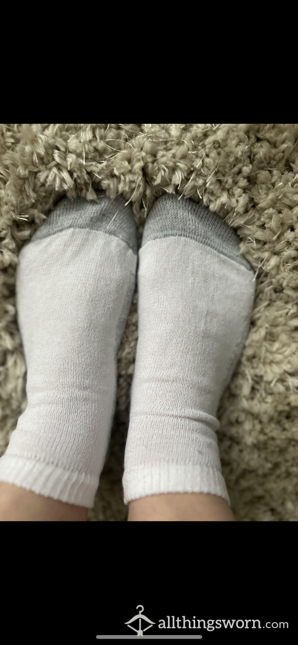 Well Worn Hanes Ankle Socks ! 🧦